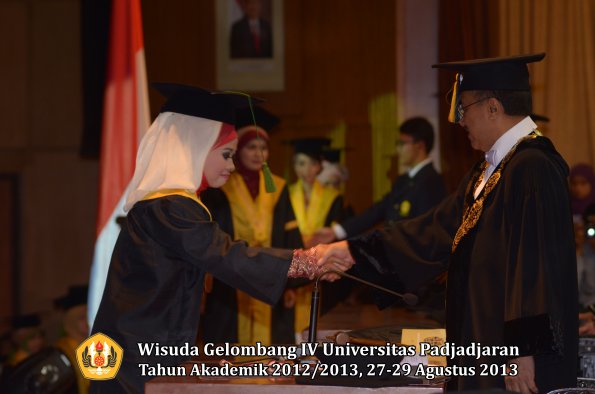 wisuda-unpad-gel-iv-ta-2012_2013-fakultas-kedokteran-oleh-rektor-025