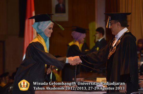 wisuda-unpad-gel-iv-ta-2012_2013-fakultas-kedokteran-oleh-rektor-029