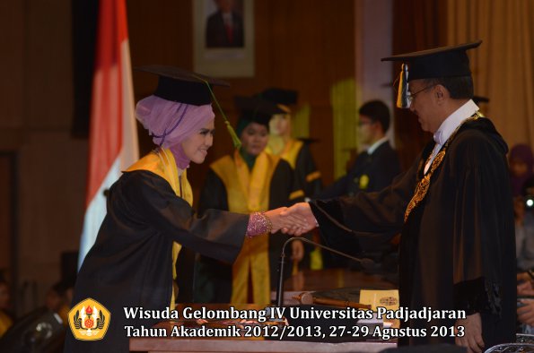 wisuda-unpad-gel-iv-ta-2012_2013-fakultas-kedokteran-oleh-rektor-030