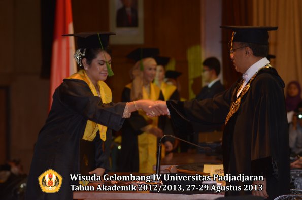 wisuda-unpad-gel-iv-ta-2012_2013-fakultas-kedokteran-oleh-rektor-038