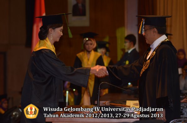 wisuda-unpad-gel-iv-ta-2012_2013-fakultas-kedokteran-oleh-rektor-040