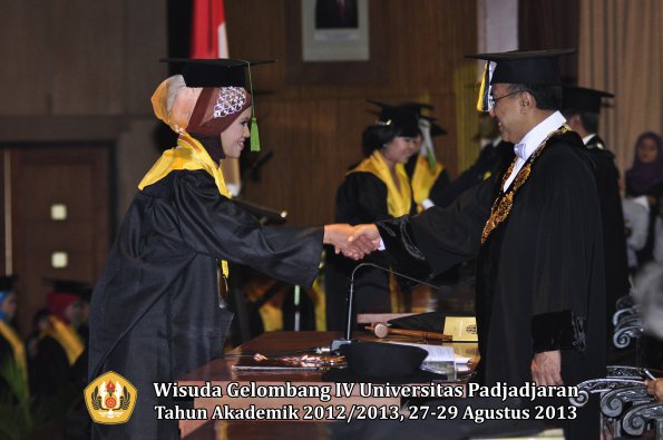 wisuda-unpad-gel-iv-ta-2012_2013-fakultas-kedokteran-oleh-rektor-041