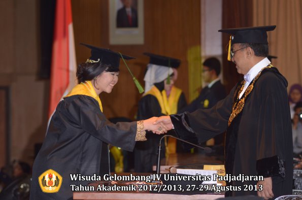 wisuda-unpad-gel-iv-ta-2012_2013-fakultas-kedokteran-oleh-rektor-042