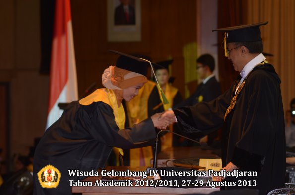 wisuda-unpad-gel-iv-ta-2012_2013-fakultas-kedokteran-oleh-rektor-057