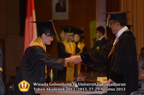 wisuda-unpad-gel-iv-ta-2012_2013-fakultas-kedokteran-oleh-rektor-060