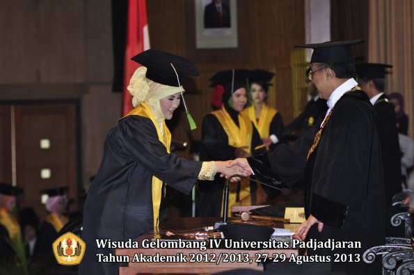 wisuda-unpad-gel-iv-ta-2012_2013-fakultas-kedokteran-oleh-rektor-061