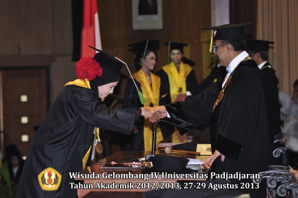 wisuda-unpad-gel-iv-ta-2012_2013-fakultas-kedokteran-oleh-rektor-062