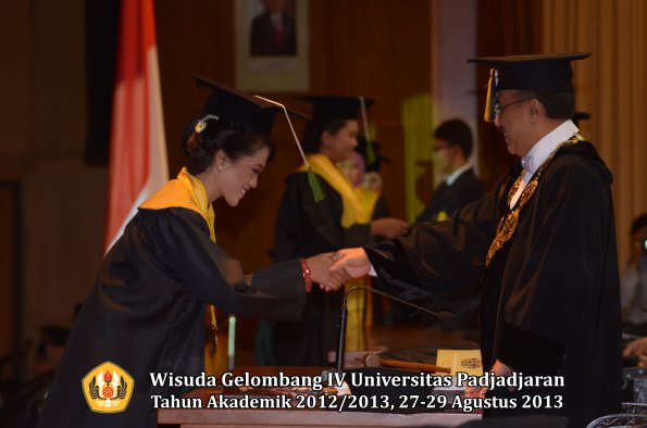 wisuda-unpad-gel-iv-ta-2012_2013-fakultas-kedokteran-oleh-rektor-063