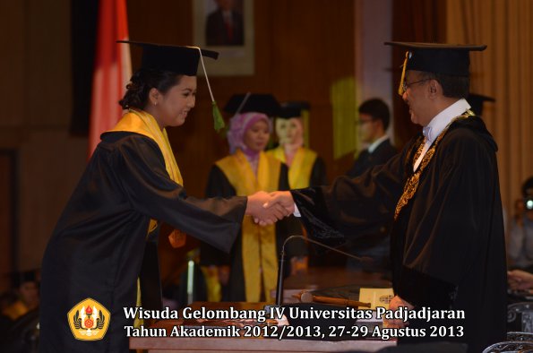 wisuda-unpad-gel-iv-ta-2012_2013-fakultas-kedokteran-oleh-rektor-064