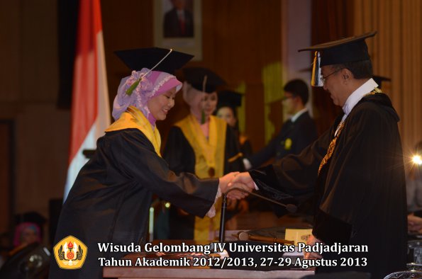 wisuda-unpad-gel-iv-ta-2012_2013-fakultas-kedokteran-oleh-rektor-065