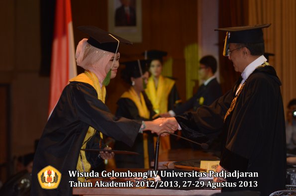 wisuda-unpad-gel-iv-ta-2012_2013-fakultas-kedokteran-oleh-rektor-066