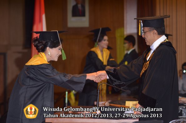 wisuda-unpad-gel-iv-ta-2012_2013-fakultas-kedokteran-oleh-rektor-067