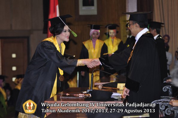 wisuda-unpad-gel-iv-ta-2012_2013-fakultas-kedokteran-oleh-rektor-068