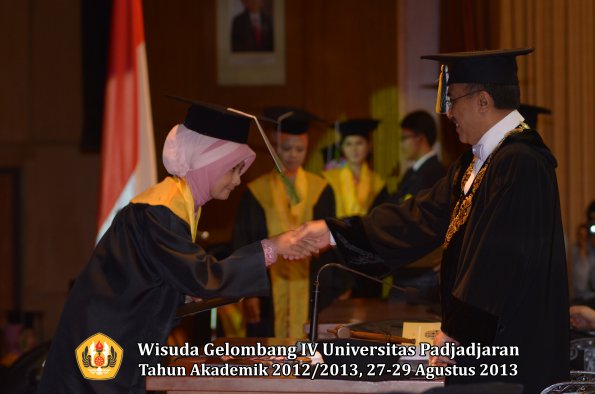 wisuda-unpad-gel-iv-ta-2012_2013-fakultas-kedokteran-oleh-rektor-069