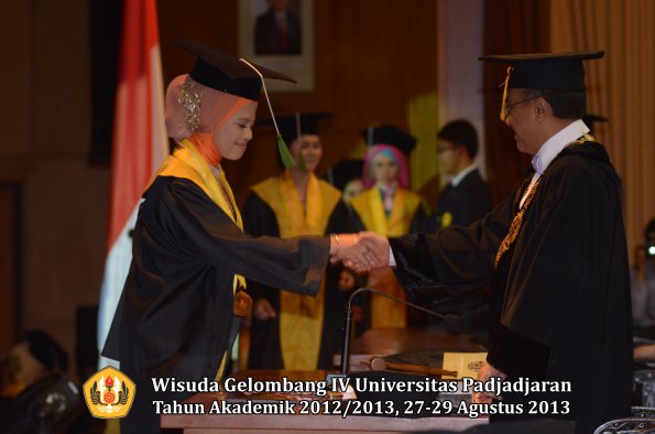 wisuda-unpad-gel-iv-ta-2012_2013-fakultas-kedokteran-oleh-rektor-070