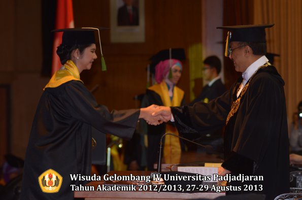 wisuda-unpad-gel-iv-ta-2012_2013-fakultas-kedokteran-oleh-rektor-071