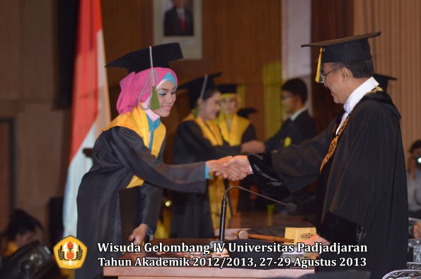 wisuda-unpad-gel-iv-ta-2012_2013-fakultas-kedokteran-oleh-rektor-072