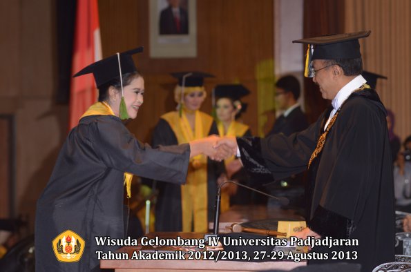 wisuda-unpad-gel-iv-ta-2012_2013-fakultas-kedokteran-oleh-rektor-073