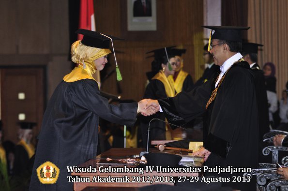 wisuda-unpad-gel-iv-ta-2012_2013-fakultas-kedokteran-oleh-rektor-074