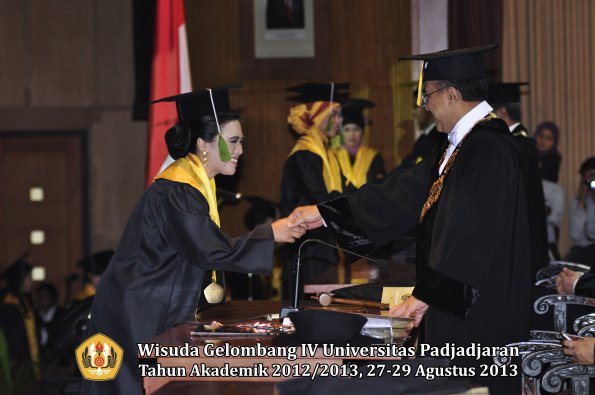 wisuda-unpad-gel-iv-ta-2012_2013-fakultas-kedokteran-oleh-rektor-075