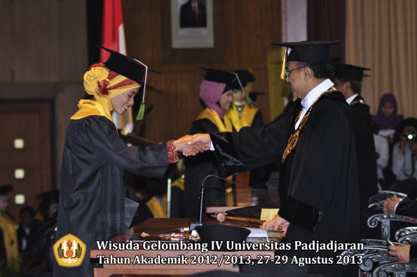 wisuda-unpad-gel-iv-ta-2012_2013-fakultas-kedokteran-oleh-rektor-076