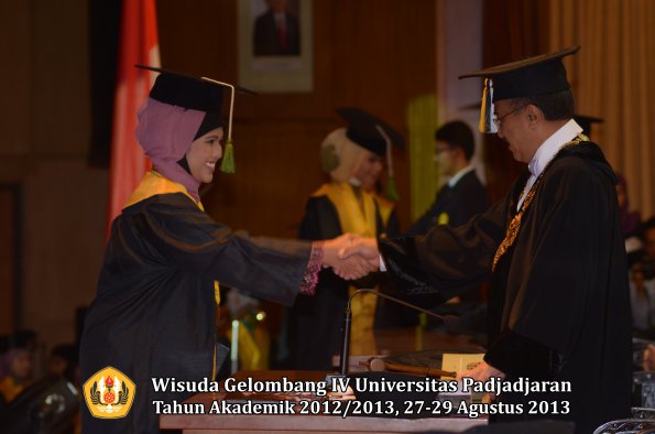 wisuda-unpad-gel-iv-ta-2012_2013-fakultas-kedokteran-oleh-rektor-077