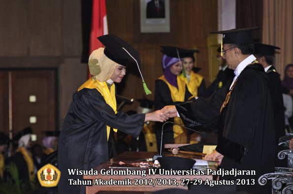 wisuda-unpad-gel-iv-ta-2012_2013-fakultas-kedokteran-oleh-rektor-078