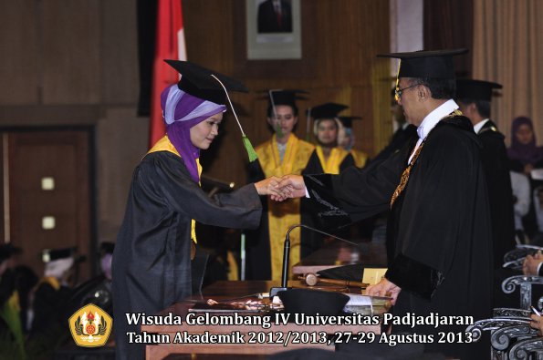 wisuda-unpad-gel-iv-ta-2012_2013-fakultas-kedokteran-oleh-rektor-079