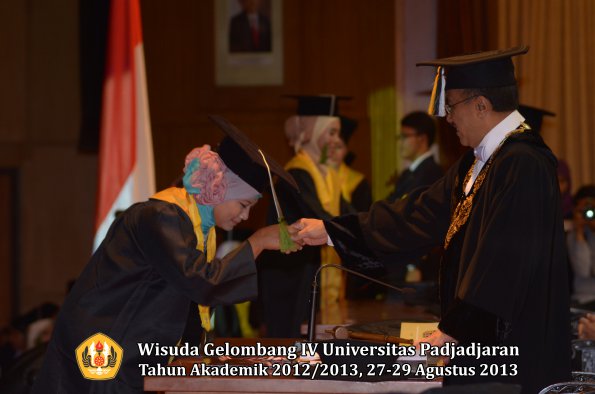 wisuda-unpad-gel-iv-ta-2012_2013-fakultas-kedokteran-oleh-rektor-082