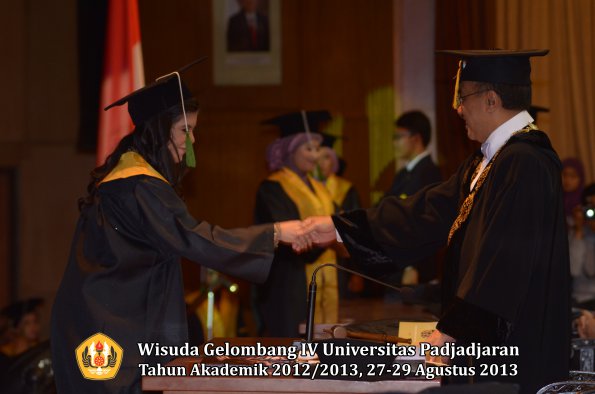 wisuda-unpad-gel-iv-ta-2012_2013-fakultas-kedokteran-oleh-rektor-085