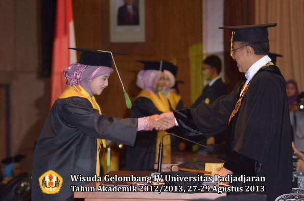 wisuda-unpad-gel-iv-ta-2012_2013-fakultas-kedokteran-oleh-rektor-086