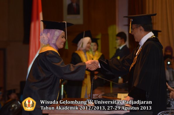 wisuda-unpad-gel-iv-ta-2012_2013-fakultas-kedokteran-oleh-rektor-087