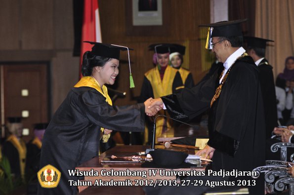 wisuda-unpad-gel-iv-ta-2012_2013-fakultas-kedokteran-oleh-rektor-089