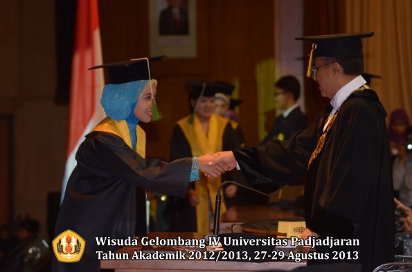 wisuda-unpad-gel-iv-ta-2012_2013-fakultas-kedokteran-oleh-rektor-094