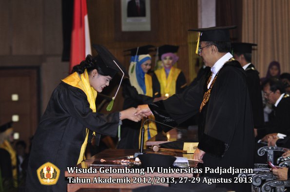 wisuda-unpad-gel-iv-ta-2012_2013-fakultas-kedokteran-oleh-rektor-095