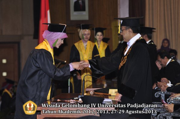 wisuda-unpad-gel-iv-ta-2012_2013-fakultas-kedokteran-oleh-rektor-097