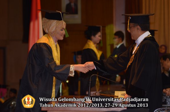 wisuda-unpad-gel-iv-ta-2012_2013-fakultas-kedokteran-oleh-rektor-098