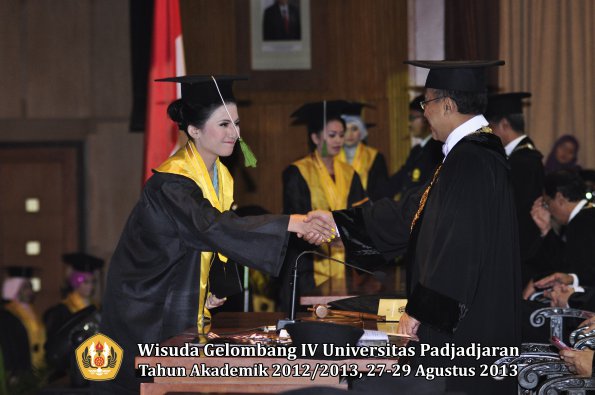 wisuda-unpad-gel-iv-ta-2012_2013-fakultas-kedokteran-oleh-rektor-099