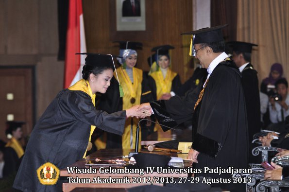 wisuda-unpad-gel-iv-ta-2012_2013-fakultas-kedokteran-oleh-rektor-100