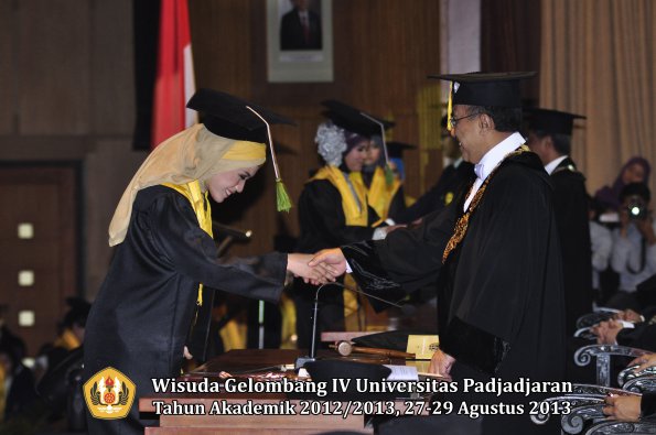 wisuda-unpad-gel-iv-ta-2012_2013-fakultas-kedokteran-oleh-rektor-103
