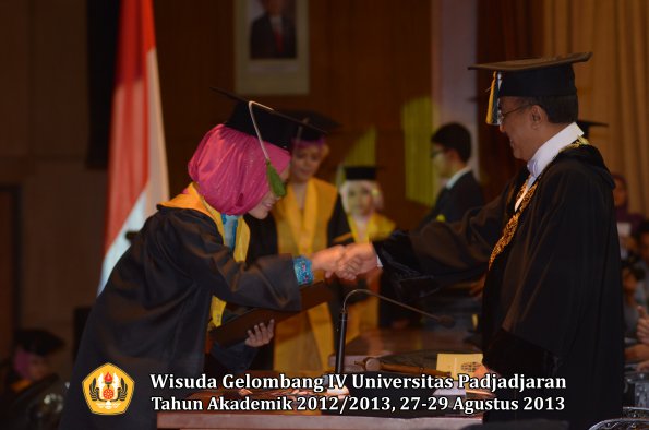 wisuda-unpad-gel-iv-ta-2012_2013-fakultas-kedokteran-oleh-rektor-106