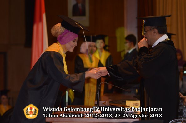 wisuda-unpad-gel-iv-ta-2012_2013-fakultas-kedokteran-oleh-rektor-107