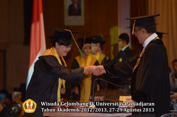 wisuda-unpad-gel-iv-ta-2012_2013-fakultas-kedokteran-oleh-rektor-112