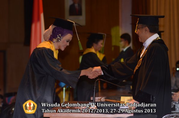 wisuda-unpad-gel-iv-ta-2012_2013-fakultas-kedokteran-oleh-rektor-115