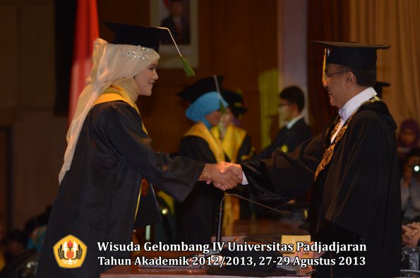 wisuda-unpad-gel-iv-ta-2012_2013-fakultas-kedokteran-oleh-rektor-119