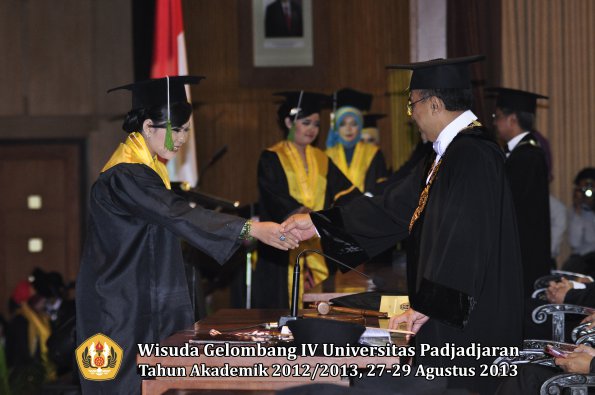 wisuda-unpad-gel-iv-ta-2012_2013-fakultas-kedokteran-oleh-rektor-125