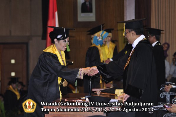 wisuda-unpad-gel-iv-ta-2012_2013-fakultas-kedokteran-oleh-rektor-126