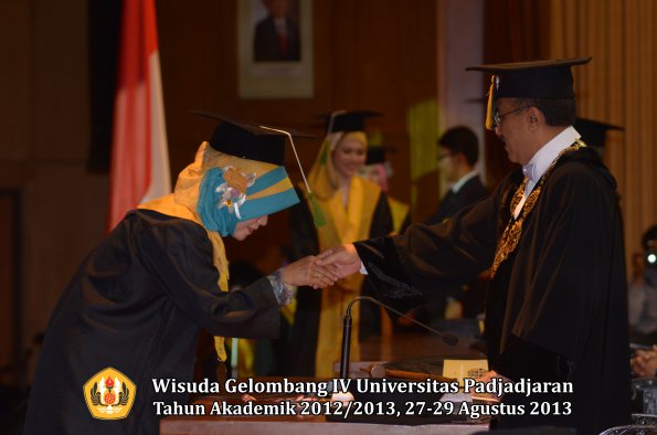 wisuda-unpad-gel-iv-ta-2012_2013-fakultas-kedokteran-oleh-rektor-127