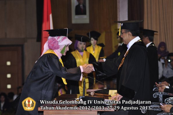 wisuda-unpad-gel-iv-ta-2012_2013-fakultas-kedokteran-oleh-rektor-130