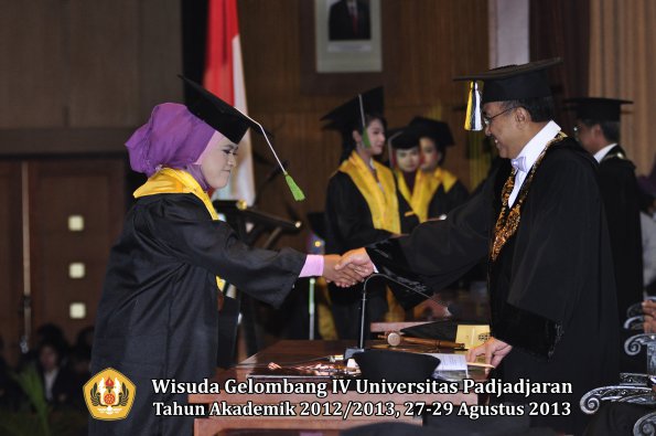 wisuda-unpad-gel-iv-ta-2012_2013-fakultas-kedokteran-oleh-rektor-131